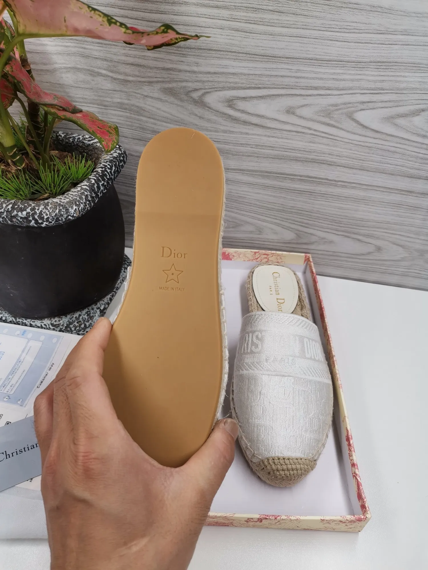 👟👟Ex-factory price 400👟👟 In 2020, new colors are coming simultaneously on the official website of the DIOR fisherman shoe series: original development, original anatomy display, exclusive outsole, you can compare as you like.  [Material] 1⃣️Sole: The only 1:1 exclusive rubber sole on the market 🌸. Fabric original embroidery. Lining: imported sheepskin, delicate and soft. [Size] 35-40.